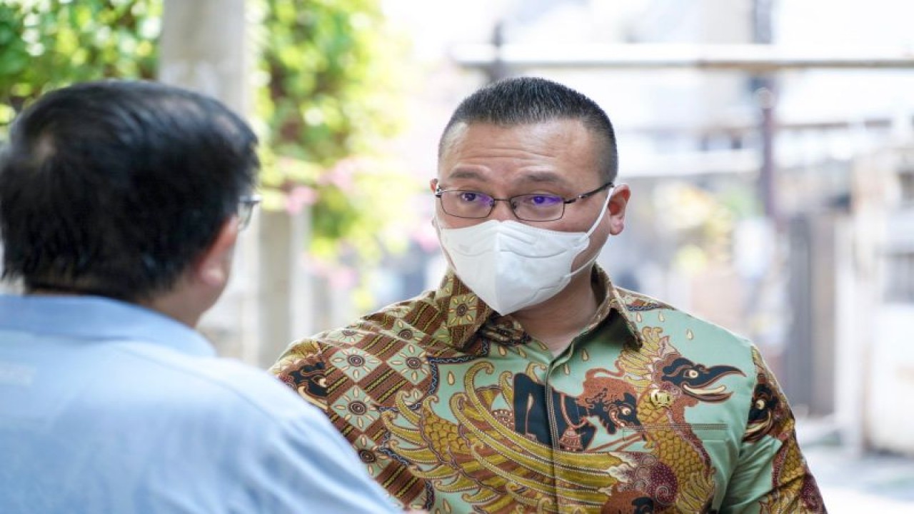 Anggota Komisi D DPRD DKI Jakarta Hardiyanto Kenneth menemui warga saat melakukan kunjungan kerja beberapa hari lalu di Jakarta Barat. (ANTARA/HO-Dokumentasi Pribadi)