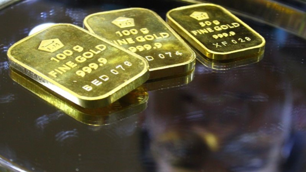 Ilustrasi: Pramuniaga menunjukkan emas untuk investasi atau batangan Antam di sebuah gerai emas di Malang, Jawa Timur. ANTARA FOTO/Ari Bowo Sucipto/foc. (ARI BOWO SUCIPTO/ARI BOWO SUCIPTO)