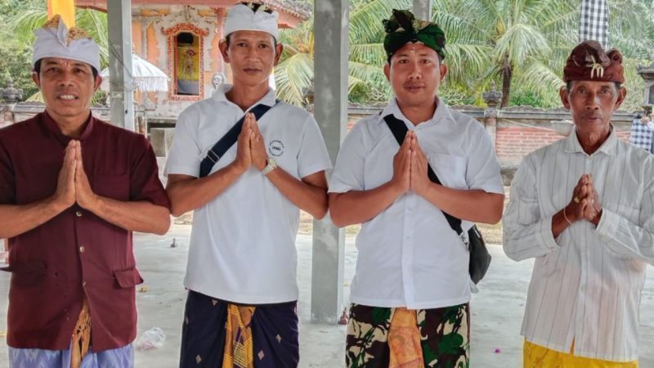 Umat Hindu di Belitung merayakan Hari Raya Kuningan (ANTARA/Kasmono)