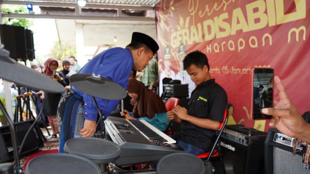 Gubernur Jambi Al Haris saat meresmikan gerai untuk disabilitas di Kota Jambi.(ANTARA/HO/Diskominfo)