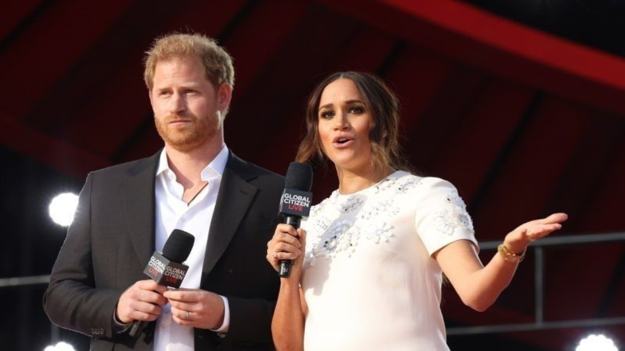 Pangeran Inggris Harry dan Meghan Markle muncul diatas panggung pada konser Global Citizen Live 2021 di Central Park di New York, Amerika Serikat, Sabtu (25/9/2021). (REUTERS/Caitlin Ochs/HP/djo)
