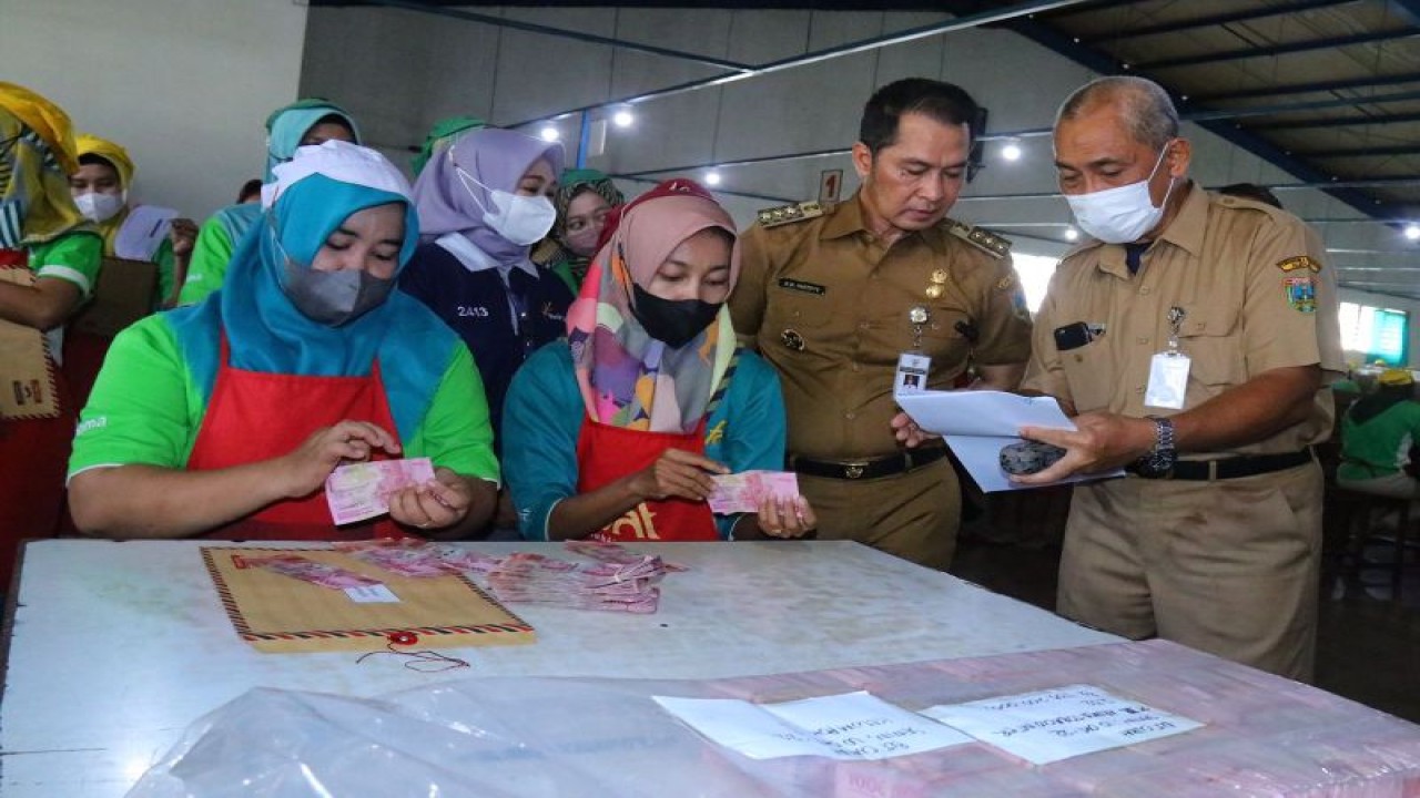 Bupati Kudus Hartopo didampingi Kepala Dinas Sosial, Pemberdayaan Perempuan, Perlindungan Anak, Pengendalian Penduduk dan Keluarga Berencana Kabupaten Kudus Agustinus Agung Karyanto mendampingi penyaluran BLT buruh rokok di salah satu pabrik rokok di Kudus. (ANTARA/HO-Hms Pemkab Kds.)