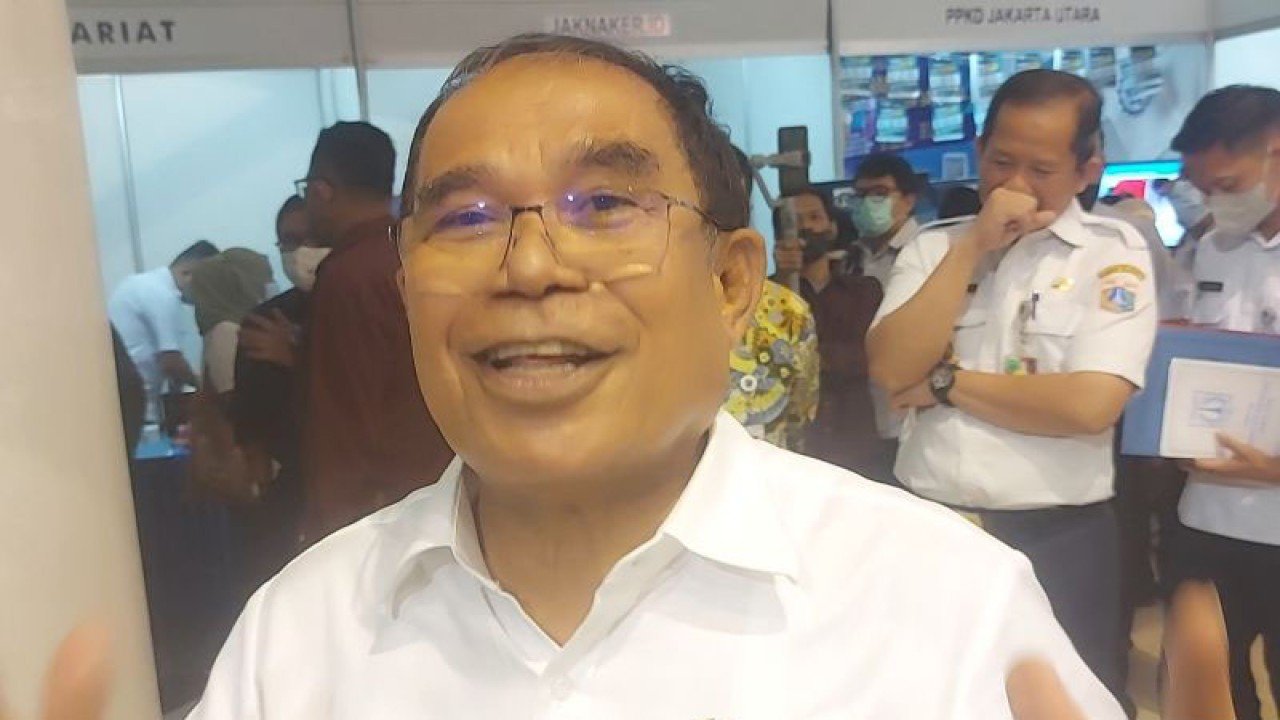 Anggota Komisi B DPRD DKI Jakarta Hasan Basri Umar meninjau pameran bursa kerja di WTC Mangga Dua, Pademangan, Jakarta Utara, Rabu (10/8/2022). ANTARA/Abdu Faisal