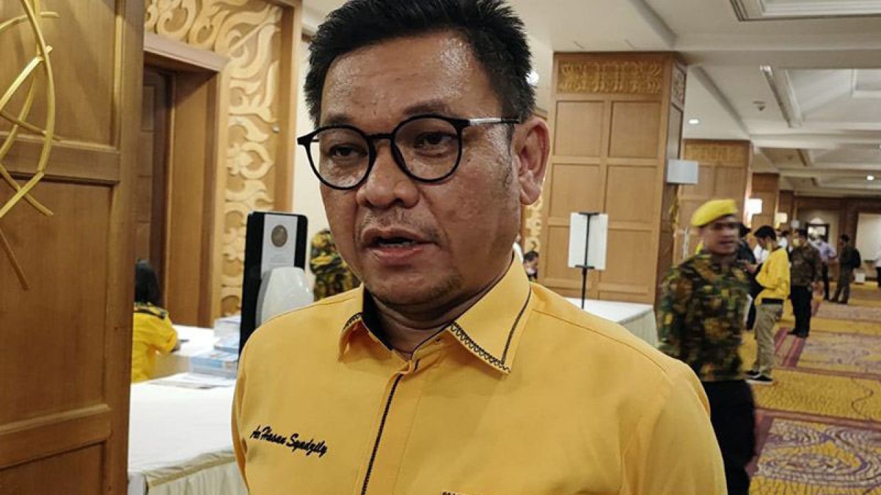 Ketua DPD Partai Golkar Jawa Barat Ace Hasan Syadzily di sela-sela penyampaian visi dan misi KIB dalam menghadapi Pemilu 2024, di Hotel Shangrila, Surabaya, Jawa Timur, Minggu (14/8/2022). ANTARA/Syaiful Hakim/am.