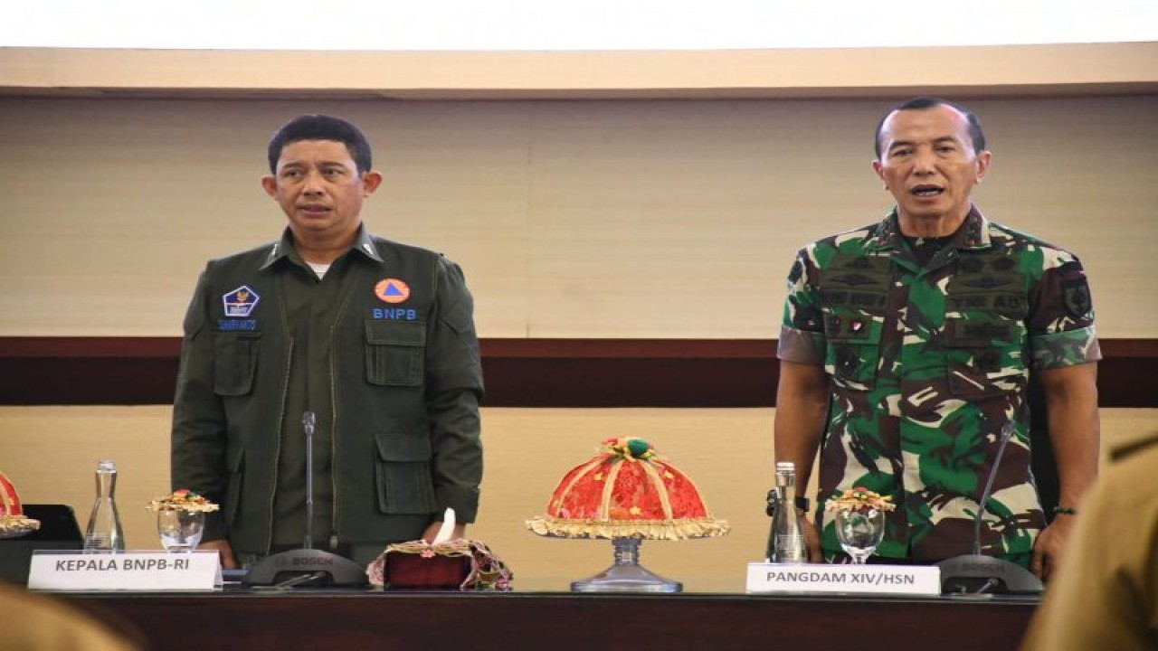 Pangdam XIV/Hasanuddin Mayjen TNI Totok Imam Santoso (kanan) disela Rapat Koordinasi Penanggulangan Darurat Bencana Hidrometeologi di Wilayah Sulsel bersama Kepala Badan Nasional Penanggulangan Bencana Republik Indonesia (BNPB RI) Letjen TNI Suharyanto. Antara/ HO-Kodam HSN