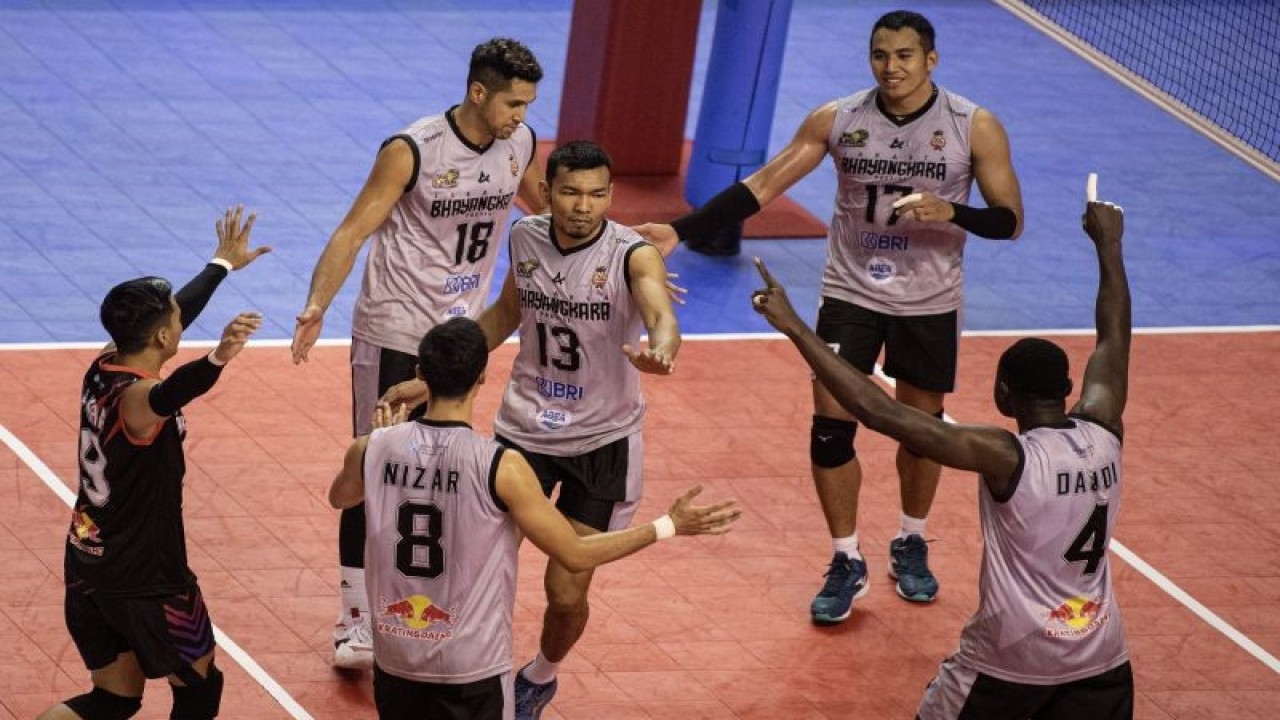 Para pebola voli putra Jakarta Bhayangkara Presisi meluapkan kegembiraannya usai meraih poin dari tim voli Jakarta Pertamina Pertamax pada pertandingan putaran pertama minggu ketiga PLN Mobile Proliga 2023 di Palembang Sport and Convention Center (PSCC), Palembang, Sumatera Selatan, Minggu (22/1/2023). ANTARA FOTO/Nova Wahyudi/aww. (ANTARA FOTO/NOVA WAHYUDI)