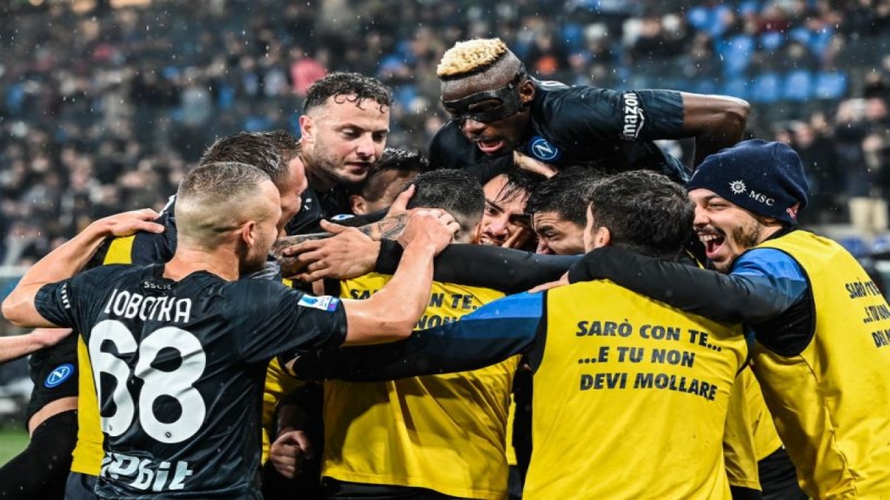 Striker Napoli Victor Osimhen dikerubuti rekan-rekan satu timnya saat seleberasi gol dalam pertandingan Liga Italia antara Napoli dan Sampdoria di Stadion Luigi-Ferraris di Genoa pada 8 Januari 2023. (AFP/ANDREAS SOLARO)