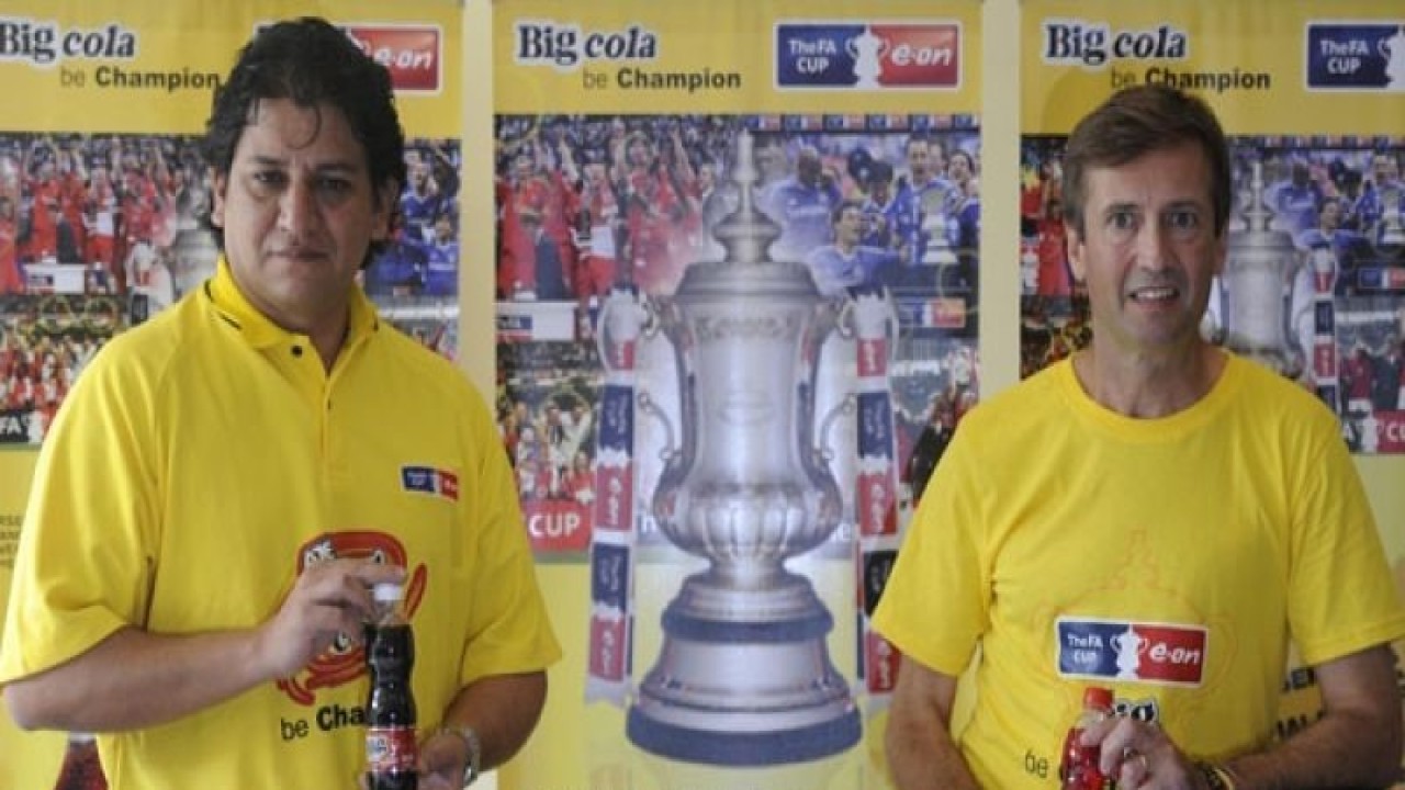 Chief Marketing Officer AJE selaku produsen dan distributor Big Cola, Jorge Lopez Doriga (kanan) dan Presiden Direktur PT Ajeindonesia Charly Canales berpose usai menyampaikan keterangan tentang rencana mendatangkan Piala FA ke Indonesia di Jakarta, Selasa (7/6). Big Cola sebagai sponsor utama tim nasional Inggris dan Piala FA akan mendatangkan trofi Piala FA ke Indonesia pada 24-26 Juni mendatang di Jakarta Fair, serta menghadirkan dua legenda Inggris Bryan Robson dan Stephen ?Steve' Joseph McMahon sebagai duta Big Cola. (ANTARA/Puspa Perwitasari)
