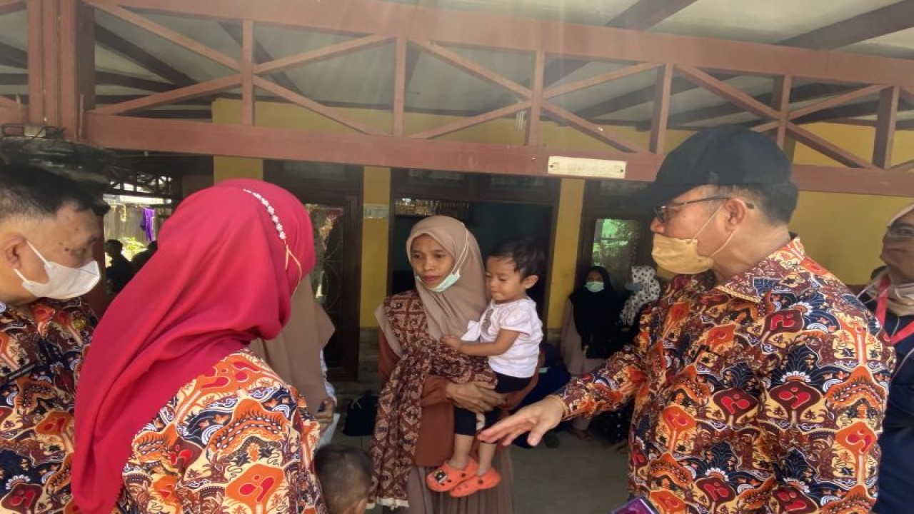 Kepala BKKBN Hasto Wardoyo saat meninjau kondisi kesehatan ibu dan anak stunting di Kota Belawan, Medan. (ANTARA/Hreeloita Dharma Shanti)