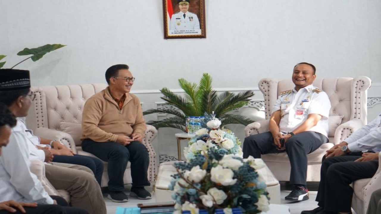 Kepala BKKBN Hasto Wardoyo (kiri) saat berdialog dengan Pj. Walikota Lhokseumawe Imran (kanan). (ANTARA/HO-BKKBN)