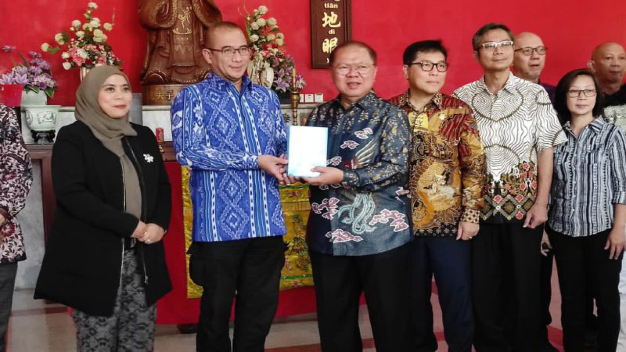 Ketua KPU RI Hasyim Asy'ari dan Ketua Umum Dewan Kerohanian Matakin Budi Santoso Tanuwibowo di Kelenteng Kong Miao, TMII, Jakarta, Jumat (13/1/2023). (ANTARA/Tri Meilani Ameliya)