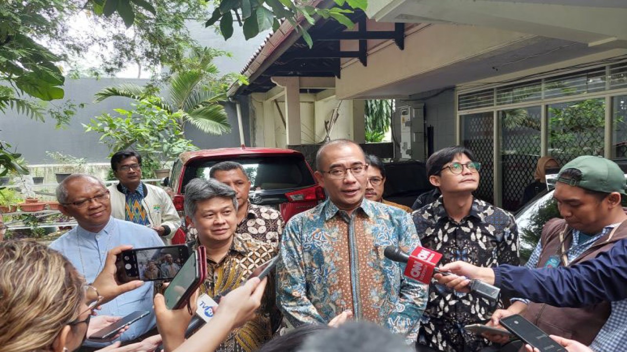 Ketua KPU RI Hasyim Asy'ari (tengah) dan Mgr. Antonius Subianto Bunjamin (dua kiri) usai bertemu fungsionaris KWI di Jakarta, Rabu. (18/01/2023). (ANTARA/Boyke Ledy Watra)