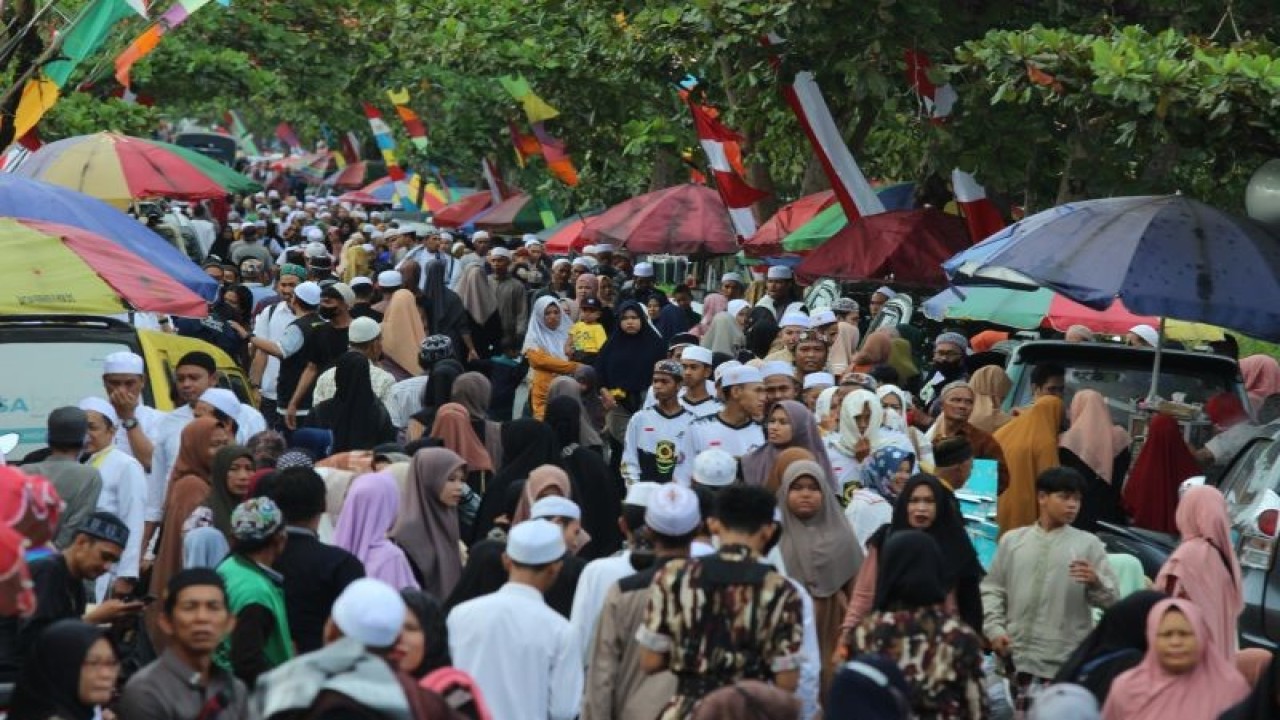 Sejumlah warga berjalan menuju lokasi acara Haul ke-18 KH Muhammad Zaini Abdul Ghani (Abah Guru Sekumpul) di Jalan Kertak Baru Kampung Keramat, Kabupaten Banjar, Kalimantan Selatan, Kamis (26/1/2023). Wakil Presiden Ma'ruf Amin direncanakan akan hadir untuk mengikuti rangkaian kegiatan Haul Abah Guru Sekumpul yang diselenggarakan oleh Pemerintah Provinsi Kalimantan Selatan. ANTARA FOTO/Bayu Pratama S/hp.