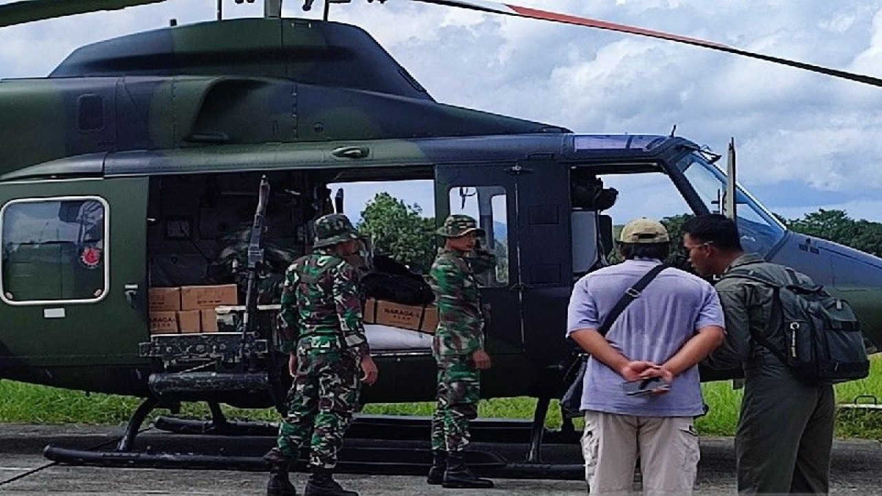 Helikopter bell 412 EP dengan kode penerbangan HA-5185 yang dipiloti Lettu Cpn Dhanny A, Rabu (11/1) terbang ke Kiwirok membawa logistik bantuan Pangdam XVII Cenderawasih. ANTARA/Evarukdijati.