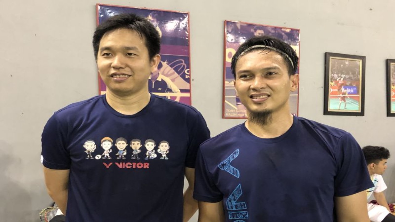 Ganda putra Hendra Setiawan/Mohammad Ahsan mengutarakan keinginannya kembali turun pada ajang Olimpiade Paris 2024 dan siap bersaing dengan para juniornya dalam fase kualifikasi, Jumat. (ANTARA/Roy Rosa Bachtiar)