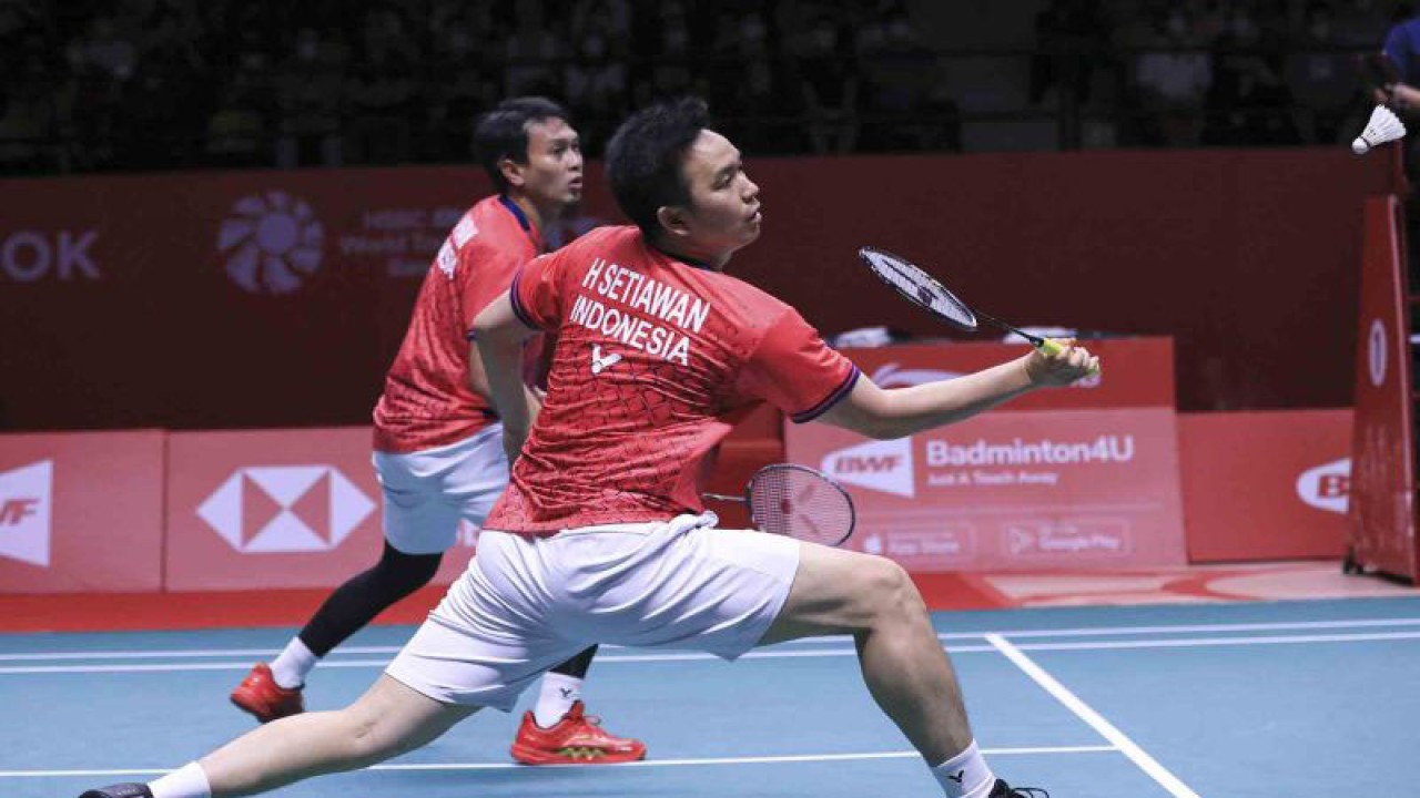 Arsip - Pebulu tangkis ganda putra Indonesia Hendra Setiawan (kanan) dan Mohammad Ahsan (kiri) memukul kok ke arah lawannya asal Malaysia Ong Yew Sin dan Teo Ee Yi dalam babak semi final BWF World Tour Finals 2022 di Nimibutr Arena, Bangkok, Thailand, Sabtu (10/12/2022). Ahsan dan Hendra menang dengan skor 17-21, 21-13 dan 21-19 sehingga melaju ke babak final. ANTARA FOTO/Humas PBSI/Handout/wsj.