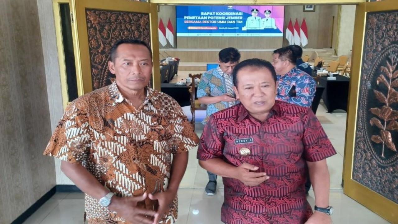 Bupati Jember Hendy Siswanto (kanan) bersama Rektor UMM Dr Fauzan usai menggelar rapat di Pendapa Wahyawibawagraha Jember, Kamis (5/1/2023). (ANTARA/HO-Diskominfo Jember)