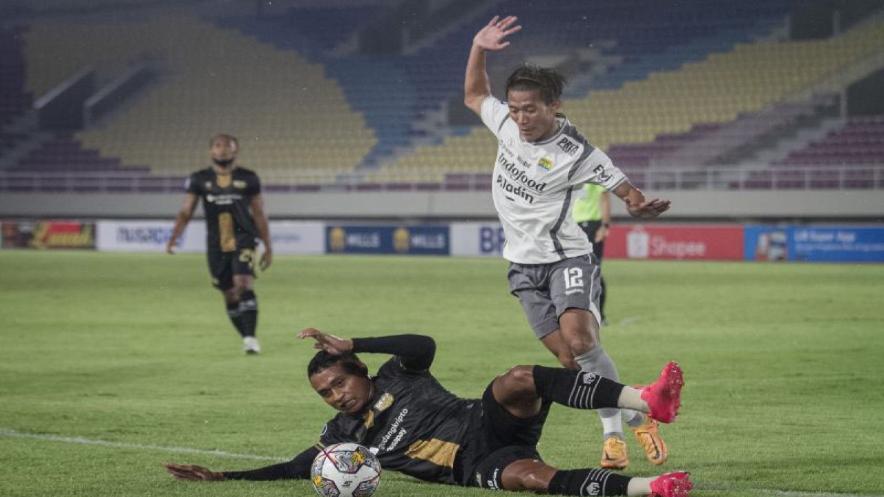 Arsip - Pesepak bola Persib Bandung Henhen Herdiana (kanan) berebut bola dengan pesepak bola Dewa United FC Achmad Faris Ardiansyah (kiri) pada pertandingan BRI Liga 1 di Stadion Manahan, Solo, Jawa Tengah, Rabu (14/12/2022). ANTARA FOTO/Mohammad Ayudha/hp.