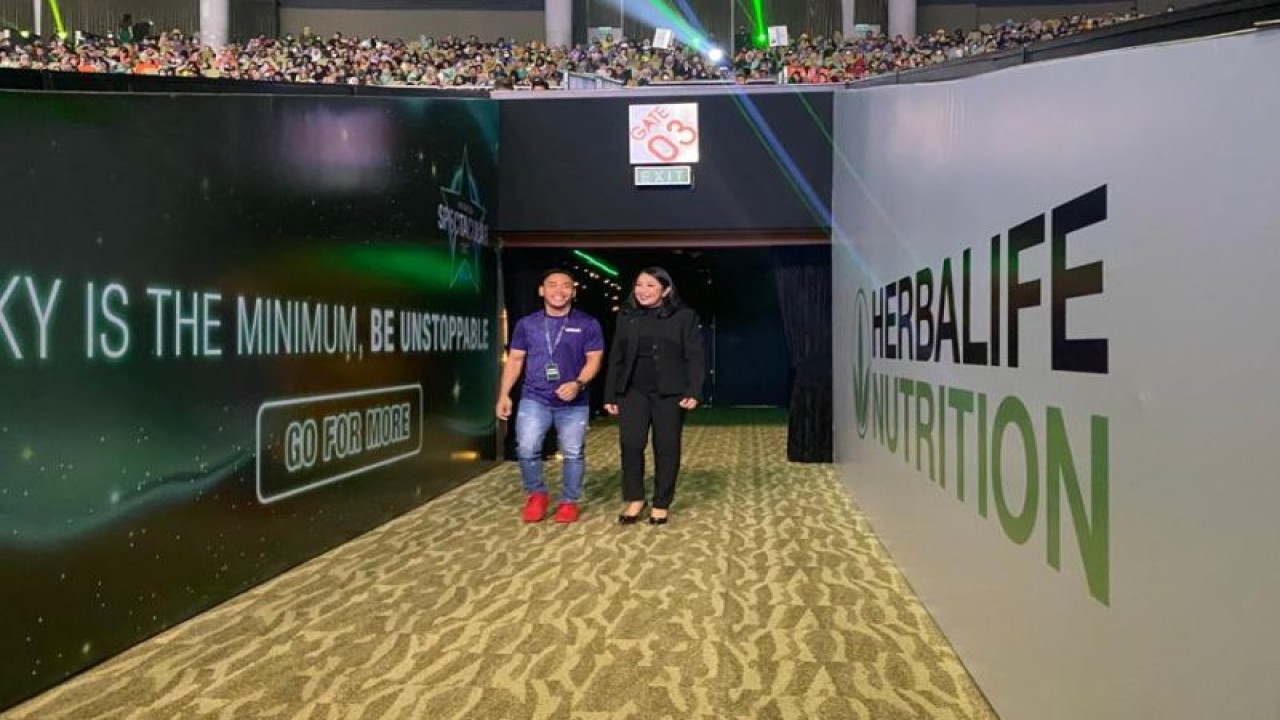 Lifter Eko Yuli Irawan bersama Senior Director & General Manager Herbalife Nutrition Indonesia, Andam Dewi di acara "Spectacular 2023" di Sentul International Convention Center (SICC) Kabupaten Bogor, Jawa Barat pada Minggu (29/1/2023). (ANTARA/HO)