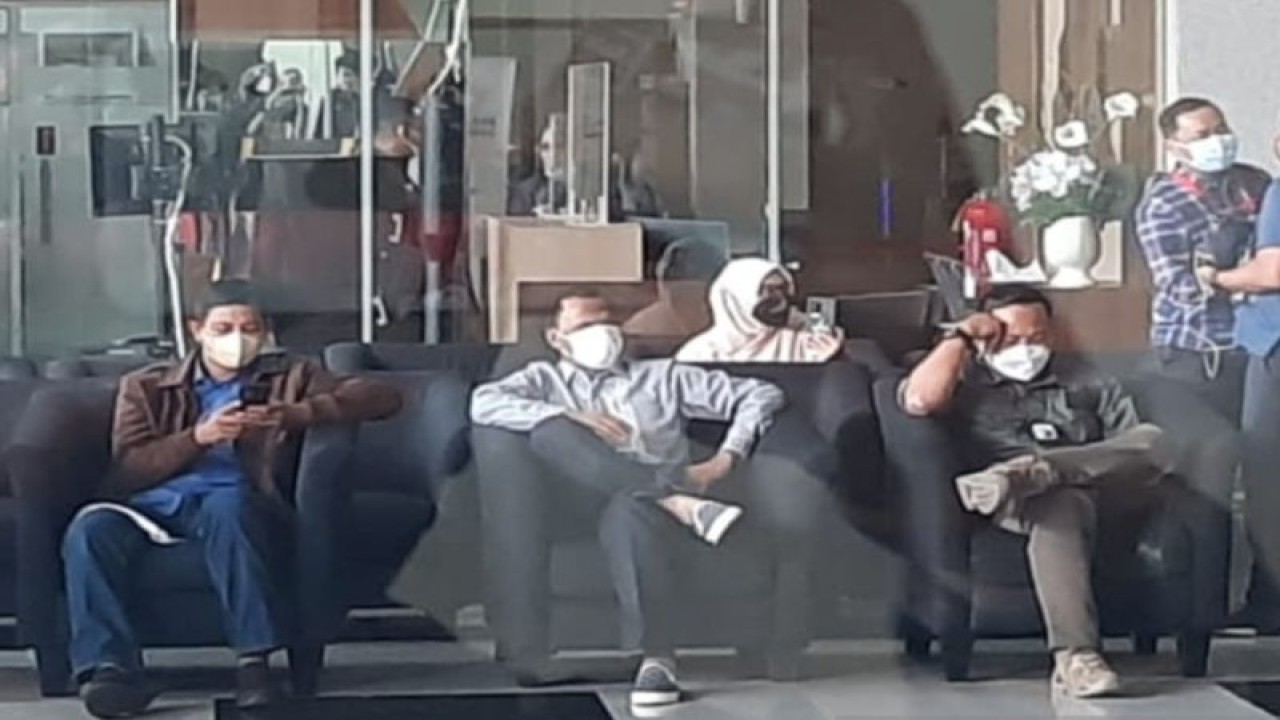 Rosario De Marshall alias Hercules (tengah) memenuhi panggilan penyidik Komisi Pemberantasan Korupsi (KPK) untuk dimintai keterangan sebagai saksi kasus dugaan suap penanganan perkara di Mahkamah Agung, Kamis (19/1). ANTARA/Fianda Sjofjan Rassat