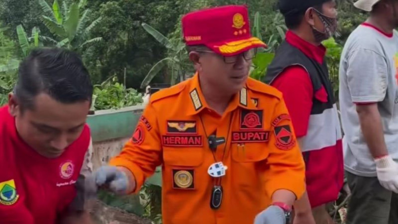 Bupati Cianjur, Jawa Barat, Herman Suherman, melakukan gotong royong membersihkan puing rumah warga di Desa Benjot.(ANTARA/Ahmad Fikri).