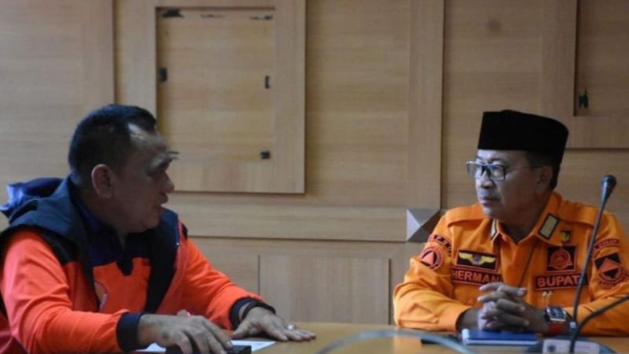 Bupati Cianjur, Jawa Barat, Herman Suherman dan Deputi Bidang Rehabilitasi dan Rekonstruksi BNPB Jarwansyah.(ANTARA/Ahmad Fikri). (Ahmad Fikri)