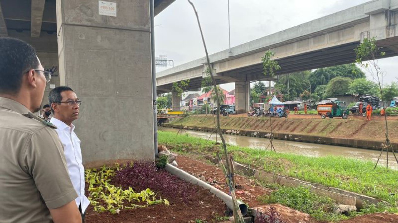 Penjabat Gubernur DKI Heru Budi Hartono meninjau penataan kawasan hijau di kolong Tol Becakayu, Jakarta, Selasa (3/1/2023). ANTARA/HO-Pemprov DKI