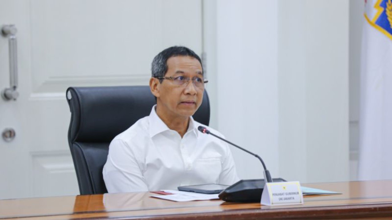 Penjabat Gubernur DKI Heru Budi Hartono saat memimpin rapat membahas tanggul pantai di Balai Kota Jakarta, Selasa (3/1/2023) ANTARA/HO-Pemprov DKI