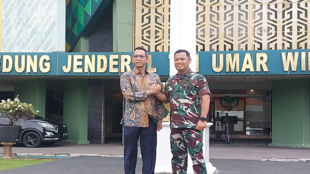 Arsip Foto - Pj Gubernur DKI Jakarta Heru Budi Hartono dan Pangdam Jaya Mayjen TNI Untung Budiharto saat melakukan pertemuan di Kodam Jaya, Jakarta, Senin (24/10/2022). ANTARA/Yogi Rachman