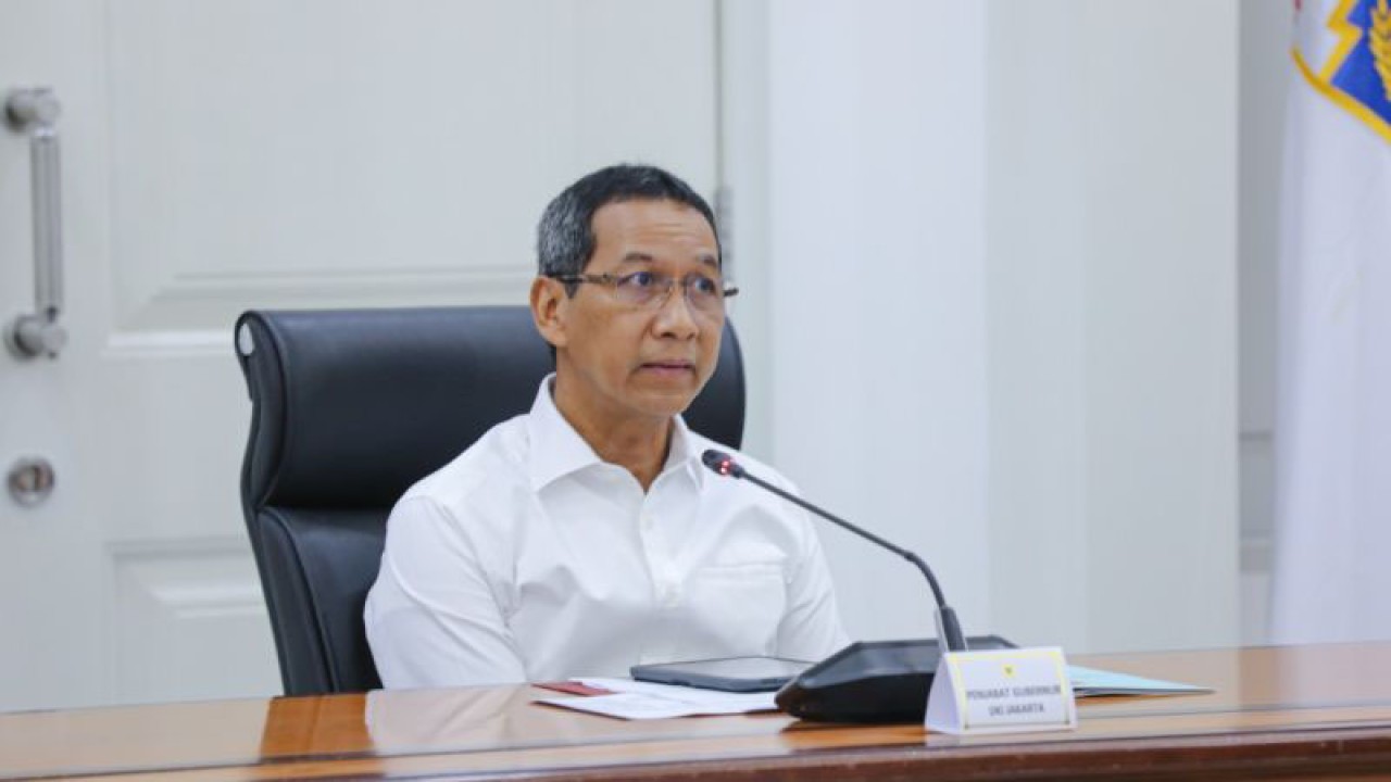 Penjabat Gubernur DKI Heru Budi Hartono memimpin rapat terkait pembangunan tanggul pantai di Balai Kota Jakarta, Selasa (3/1/2023) ANTARA/HO-Pemprov DKI