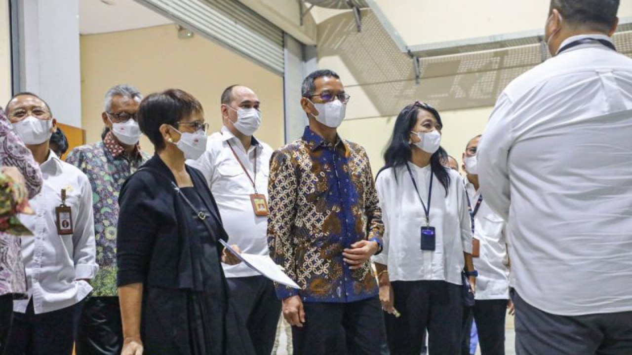 Penjabat Gubernur DKI Heru Budi Hartono (tiga dari kanan) bersama Menteri Luar Negeri RI Retno Marsudi (dua dari kiri) meninjau JCC di Jalan Gatot Subroto, Jakarta Pusat, sebagai lokasi pertemuan KTT ASEAN 2023, Kamis (12/1/2023). ANTARA/HO-Pemprov DKI