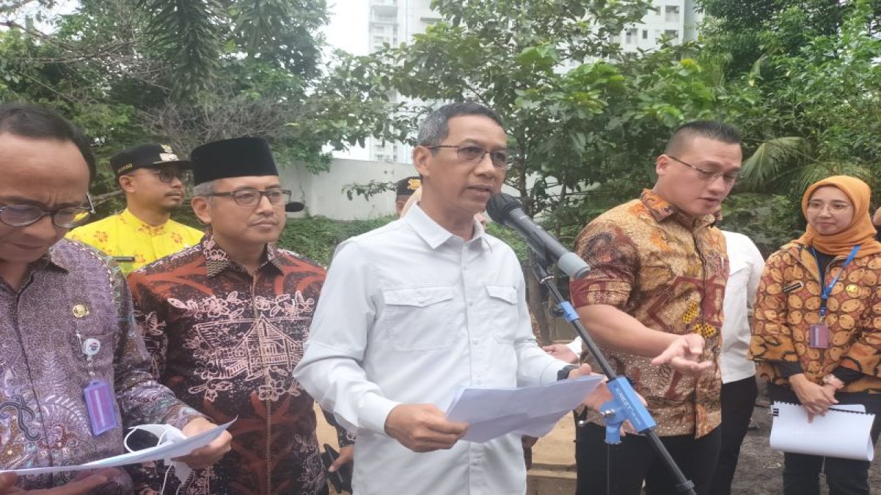 PJ Gubernur DKI Jakarta, Heru Budi Hartono meninjau Jalan Haji Briti yang bersisian dengan Kali Pesanggrahan, Kembangan Selatan, Kembangan, Jakarta Barat, Kamis (19/1/2023). ANTARA / Walda