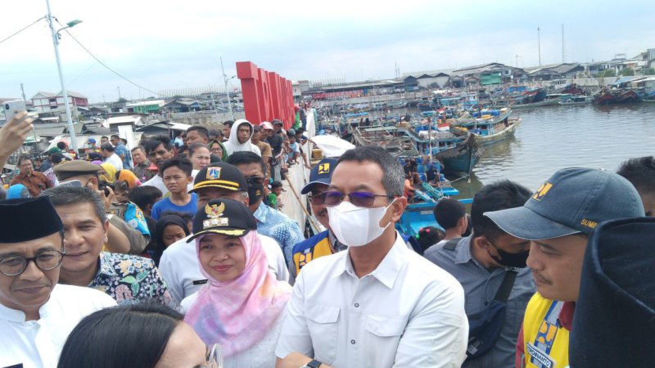 Penjabat Gubernur DKI Heru Budi Hartono meninjau tanggul pantai Kalibaru di Cilincing, Jakarta Utara, Jumat (20/1/2023) ANTARA/Dewa Ketut Sudiarta Wiguna