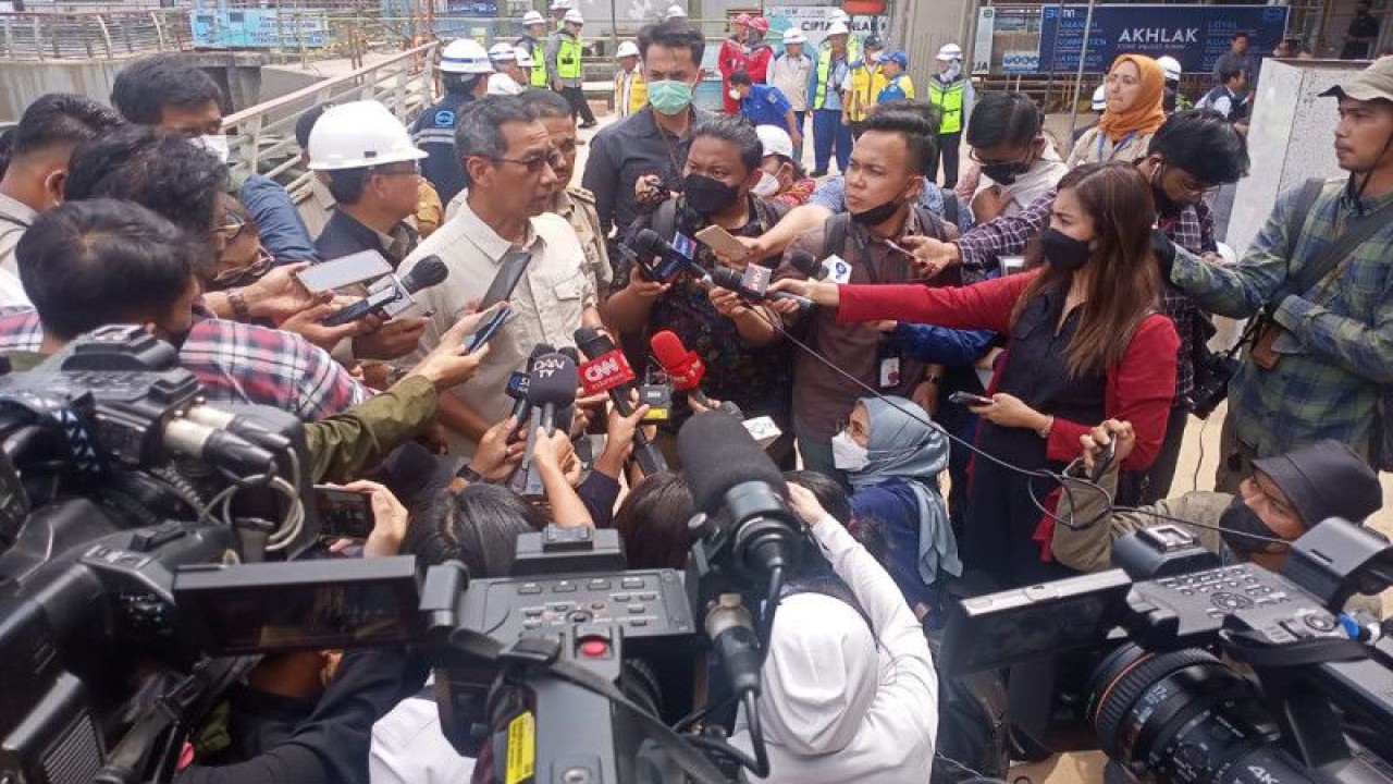 Penjabat Gubernur DKI Jakarta Heru Budi Hartono saat ditemui di proyek pembangunan Sodetan Kali Ciliwung ke Kanal Banjir Timur, Jakarta, Selasa (24/1/2023). ANTARA/Rangga Pandu