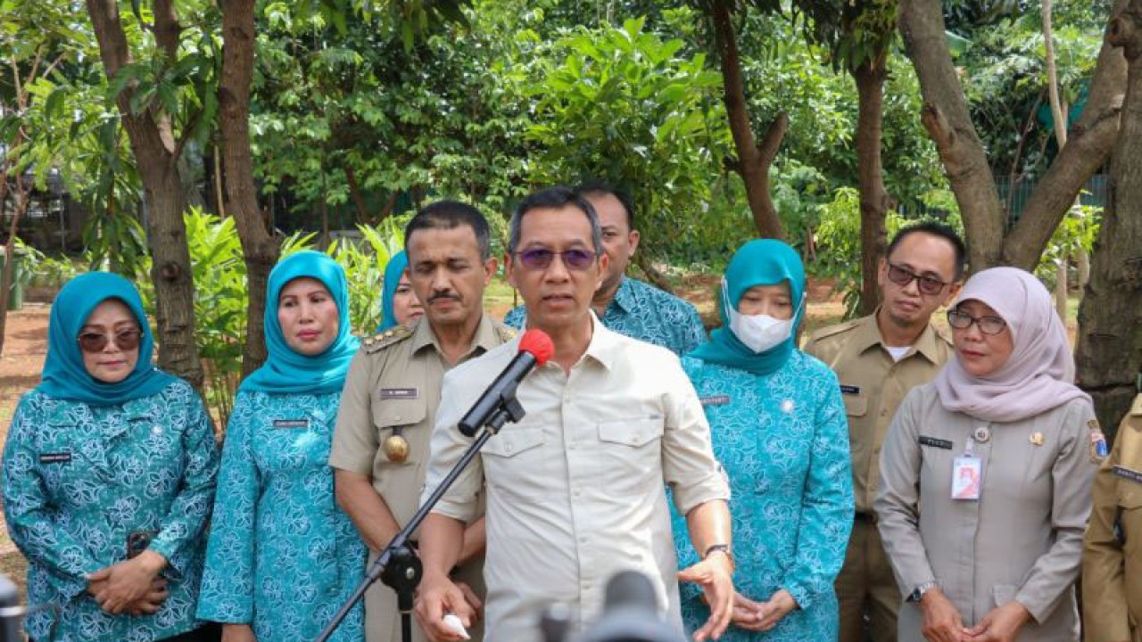 Penjabat Gubernur DKI Heru Budi Hartono memberikan keterangan pers setelah menanam bibit cabai di Duren Sawit, Jakarta Timur, Selasa (24/1/2023). ANTARA/HO-Pemprov DKI