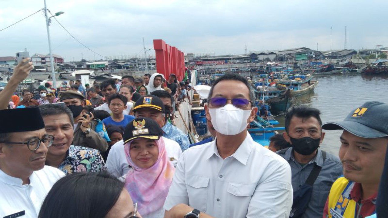 Penjabat Gubernur DKI Heru Budi Hartono saat meninjau tanggul Kalibaru di Jakarta Utara, Jumat (20/1/2023). ANTARA/Dewa Ketut Sudiarta Wiguna