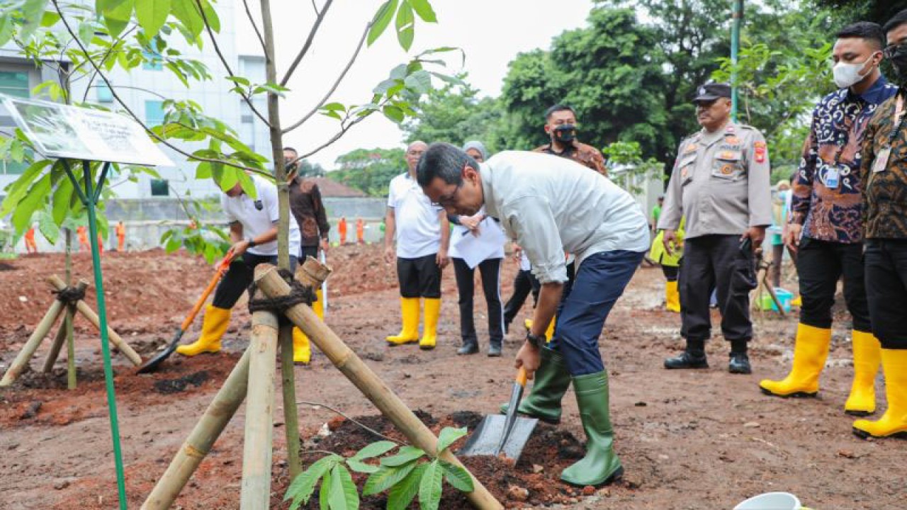 Penjabat Gubernur DKI Heru Budi Hartono menanam pohon di lahan Laboratorium Balai Tekstil Jakarta, Jumat (27/1/2023). ANTARA/HO-Pemprov DKI