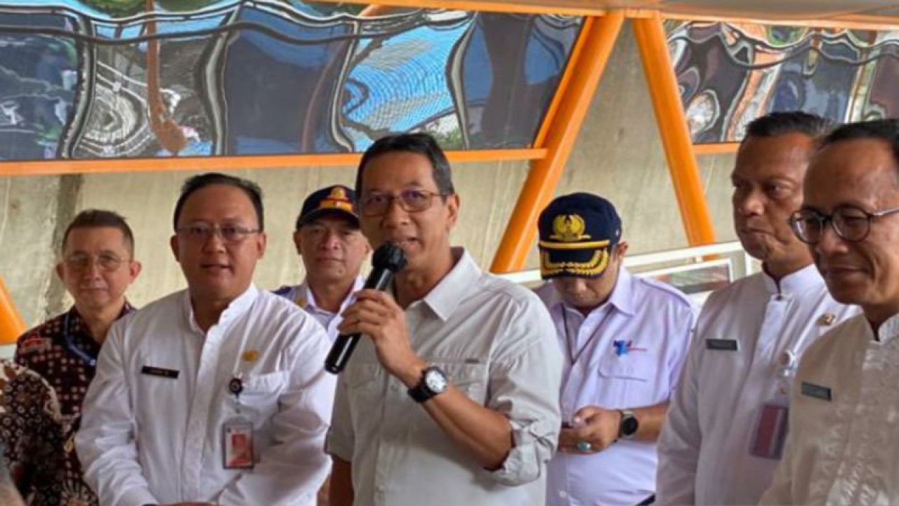 PJ Gubernur DKI Jakarta Heru Budi Hartono meresmikan Jembatan Penyeberangan Orang (JPO) atau Skywalk Kebayoran Lama, Jakarta, Jumat (27/1/2023). ANTARA/Luthfia Miranda Putri