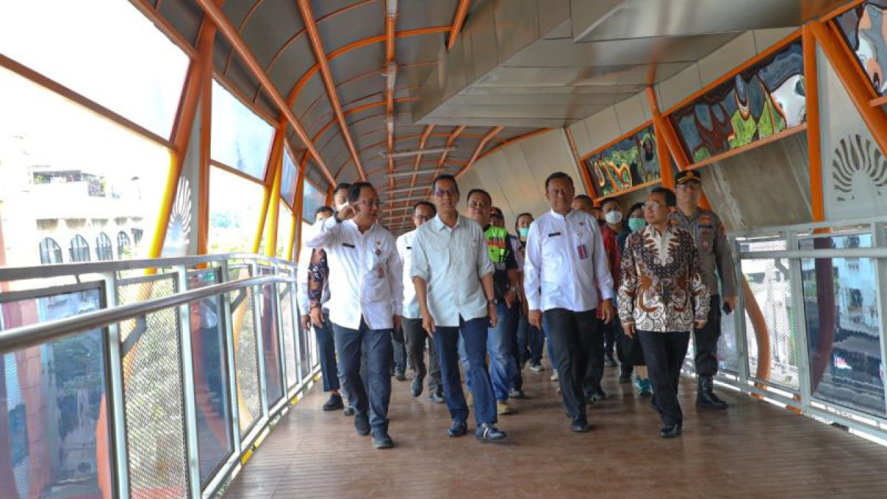 Penjabat Gubernur DKI Heru Budi Hartono (tengah) melintasi JPO/Skywalk Kebayoran, Jakarta Selatan, yang dibuka perdana pada Jumat, (27/1/2023). ANTARA/HO-Pemprov DKI
