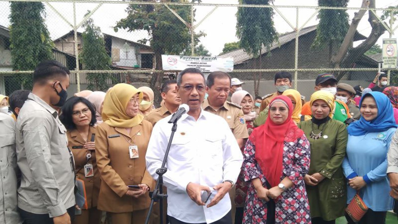 Penjabat Gubernur DKI Heru Budi Hartono memberikan keterangan pers setelah meninjau pos layanan terpadu kesehatan anak salah satunya mencegah stunting di Semper Barat, Cilincing, Jakarta Utara, Selasa (31/1/2023) ANTARA/Dewa Ketut Sudiarta Wiguna