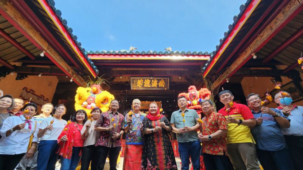 Tokoh Tionghoa Semarang bersama Plt Wali Kota Semarang Hevearita G.Rahayu saat rangkaian upacara Ketok Pintu yang merupakan rangkaian perayaan Imlek di Kelenteng Tay Kak Sie Semarang, Sabtu. (ANTARA/ I.C.Senjaya)