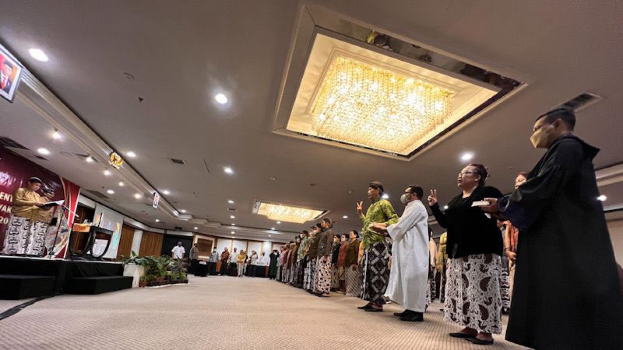 Ketua KPU Kota Yogyakarta Hidayat Widodo melantik 70 anggota Panitia Pemilihan Kecamatan (PPK) yang akan bertugas pada Pemilu 2024, di Yogyakarta (4/1/2023) (ANTARA/Eka AR)