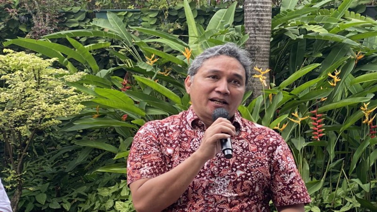 Direktur Jenderal Kebudayaan Kemendikbudristek Hilmar Farid dalam Pameran "Membaca Soedjatmoko dari Rumah dan Ingatan" yang diikuti di Jakarta, Senin (9/1/2023). (ANTARA/Hreeloita Dharma Shanti)