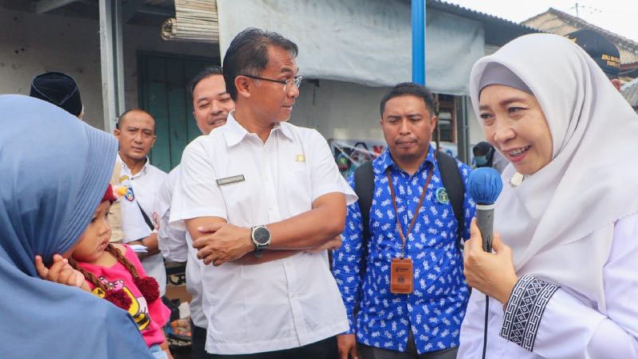 Wakil Gubernur Nusa Tenggara Barat (NTB), Hj. Sitti Rohmi Djalilah (kanan) saat mengunjungi Posyandu Batunyala di Kabupaten Lombok Tengah. (ANTARA/Pemprov NTB).