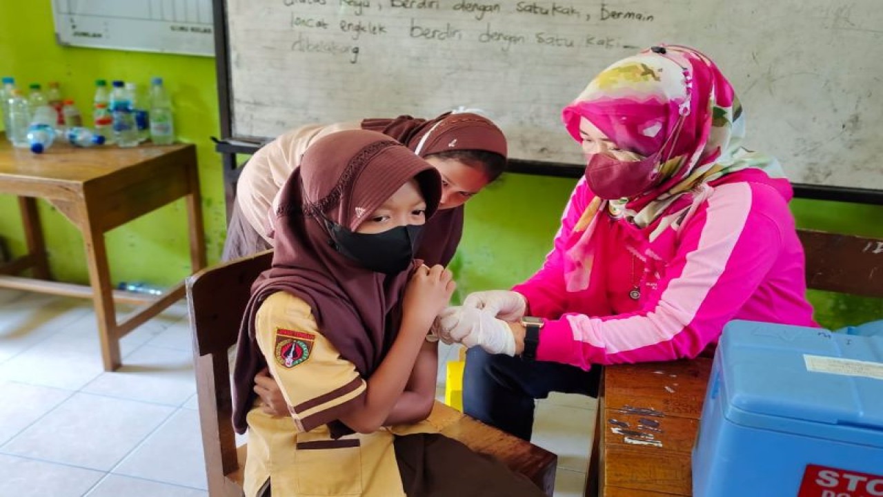 Pelaksanaan imunisasi Human Papiloma Virus (HPV) untuk mencegah penyakit kanker serviks dengan sasaran siswi kelas V SD atau usia 11 tahun di Kabupaten Kudus, Jawa Tengah. (ANTARA/HO-DKK kds.)