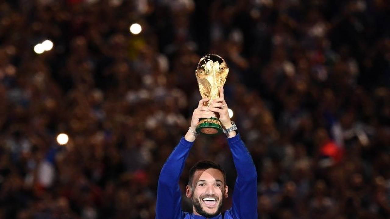 Hugo Lloris mengangkat trofi Piala Dunia 2018 setelah mengalahkan Kroasia di laga final di Rusia pada 9 September 2020. Kiper Tottenham Hotspur tersebut mengumumkan dari sepak bola internasional pada 10 Januari 2023. ANTARA/AFP/ANNE-CHRISTINE POUJOULAT