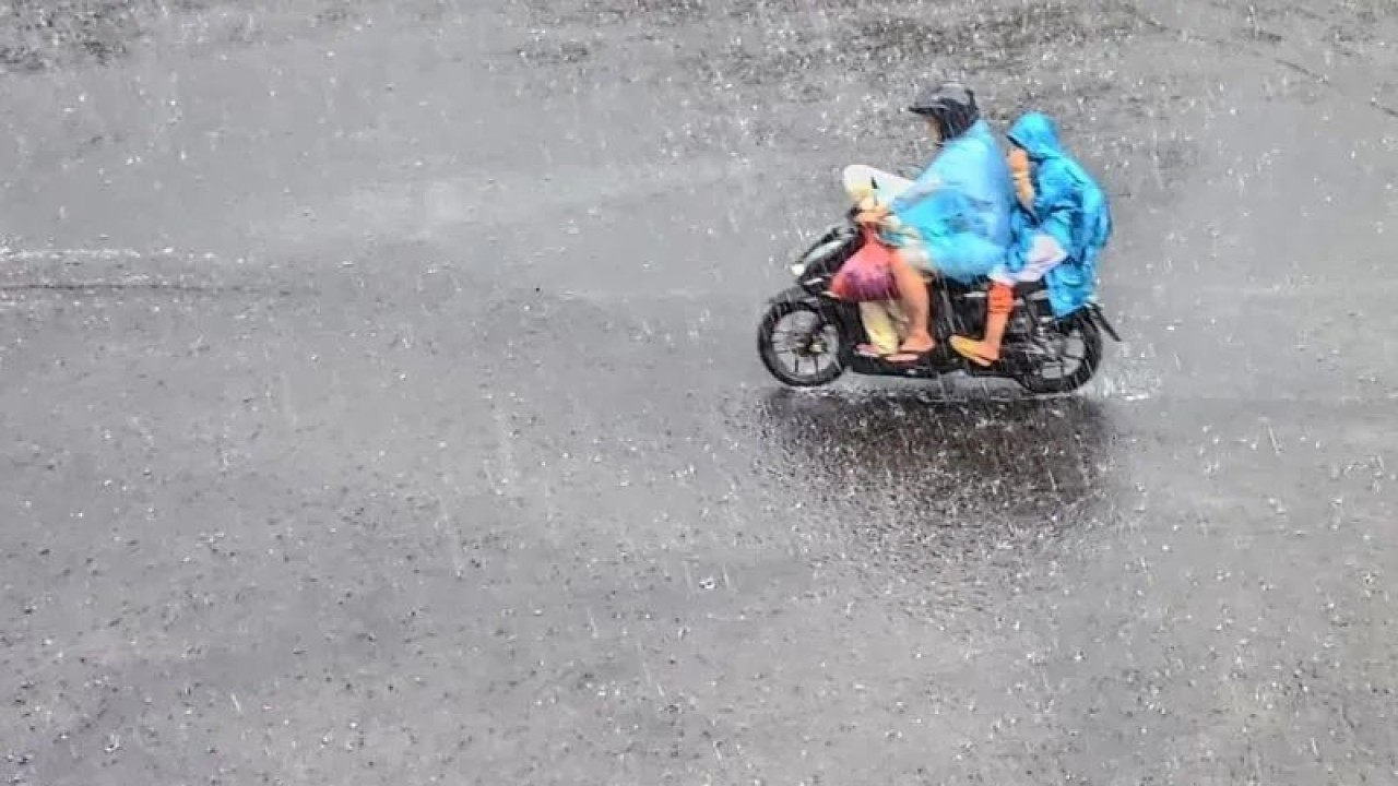 Pengguna jalan melintas ketika hujan deras mengguyur kawasan Kota Surabaya, Jawa Timur, Rabu (25/1/2023). ANTARA/Fiqih Arfani/aa.