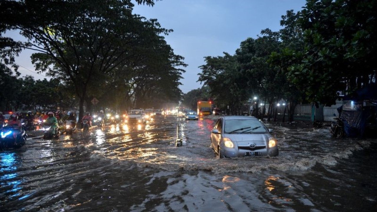 Arsip Foto. Hujan menimbulkan genangan di Jalan Soekarno-Hatta, Gedebage, Bandung, Jawa Barat, Rabu (18/1/2023). (ANTARA FOTO/RAISAN AL FARISI)