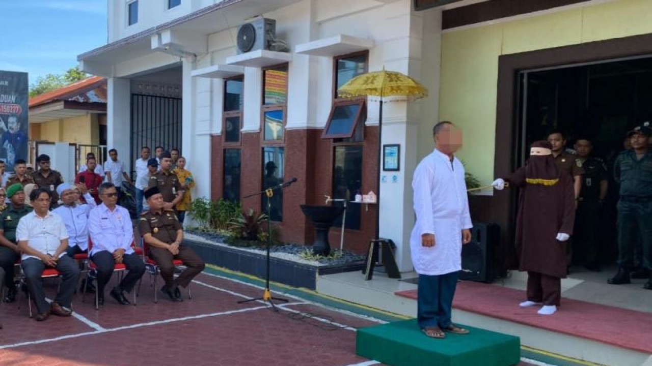 Kejaksaan Negeri Sabang memberi hukuman 39 kali cambuk terhadap YO yang terbukti melanggar qanun jinayat di Kantor Kejari Sabang. (ANTARA/HO-Kejari Sabang)
