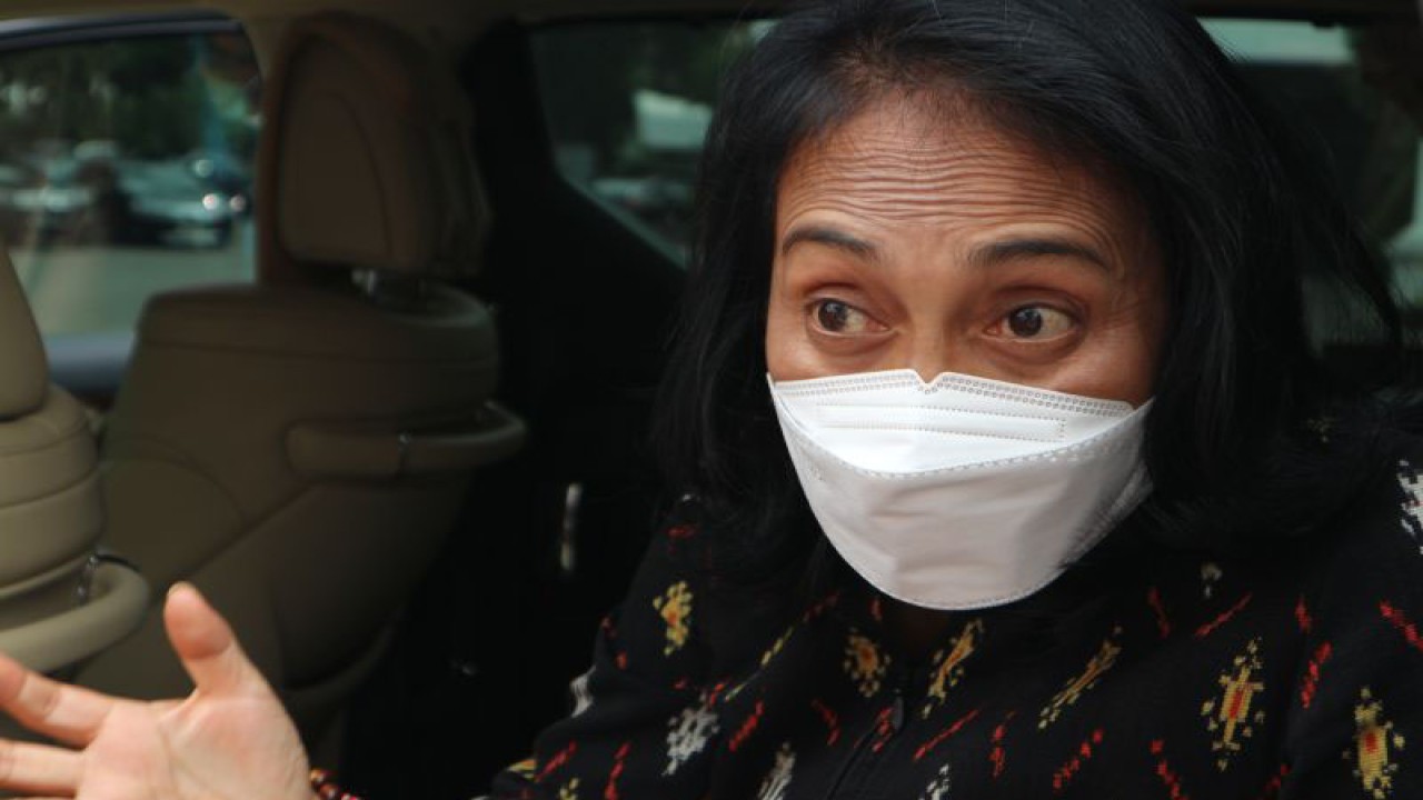 Menteri PPPA I Gusti Ayu Bintang Darmawati memberikan pernyataan di Istana Kepresidenan, Jakarta, Rabu (18/1/2023). (ANTARA/Desca Lidya Natalia)